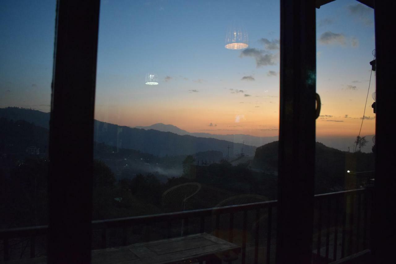 Berg House Cafe And Hotel ナガルコット エクステリア 写真